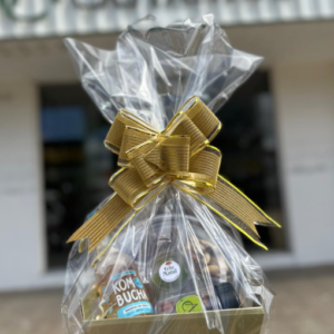 Cesta com kombucha e petiscos